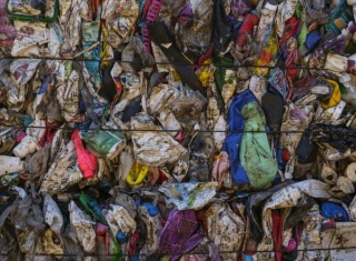 Mucchio di rifiuti plastici che rappresenta l’inquinamento ambientale e le microplastiche.